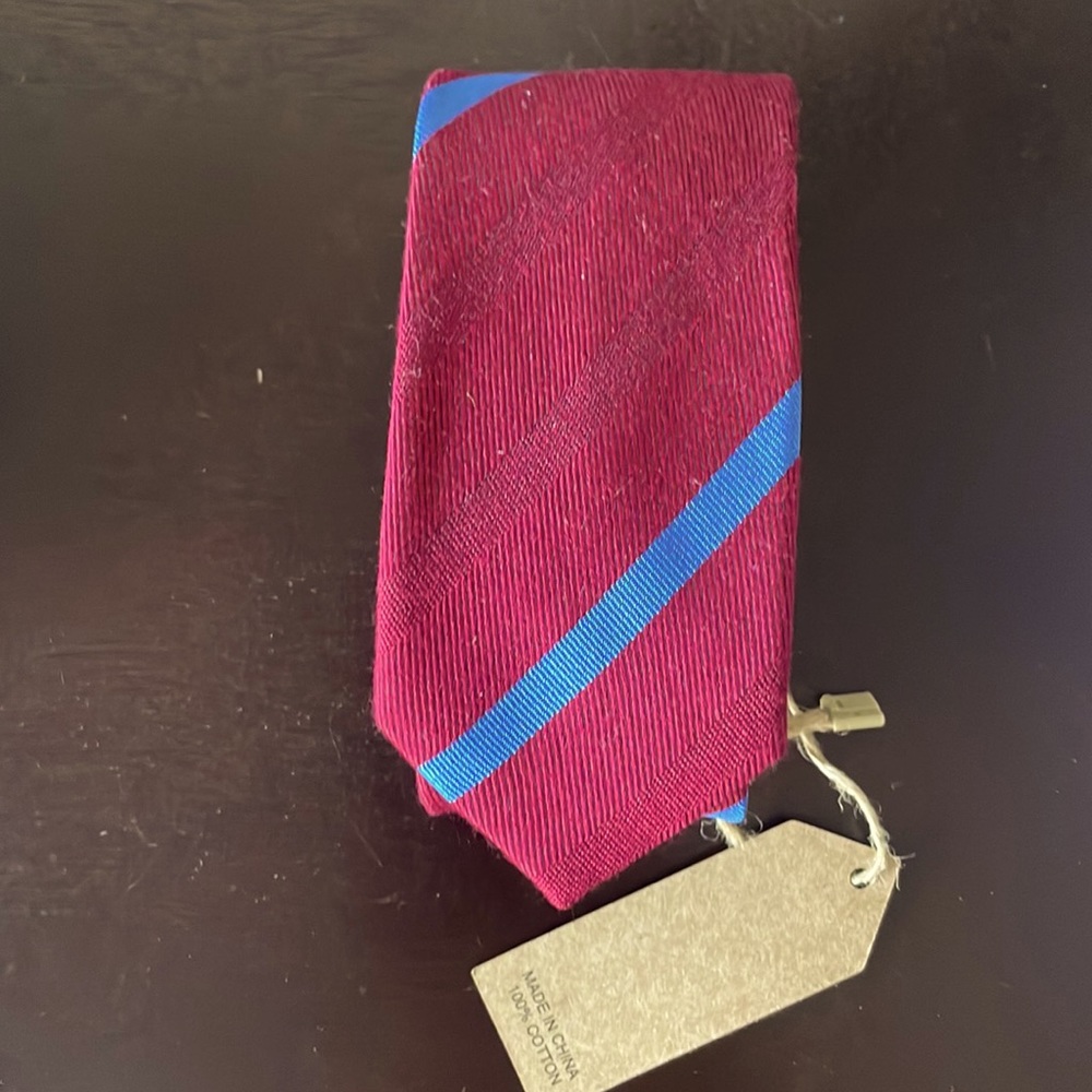 Skinny tie with pocket square
